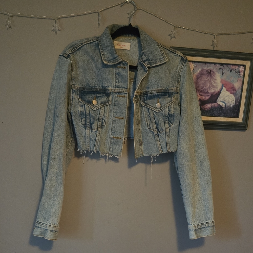 Cropped Distressed Denim Jacket - Picture 4 of 16